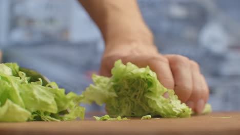 Corte-Las-Hojas-De-Lechuga-En-Un-Primer-Plano-De-Tabla-De-Madera.-Desgarrar.